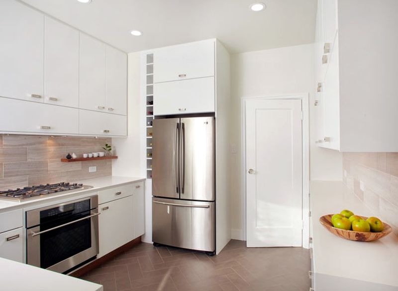 белые двери в интерьере кухни