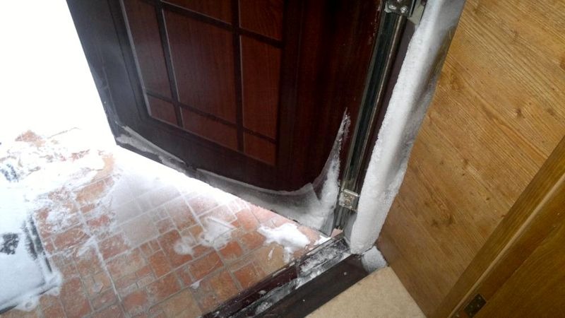 Как утеплить двери на зиму в частном доме