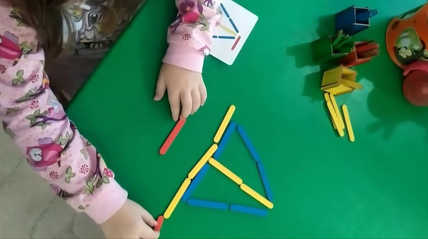 Милана с игрушками